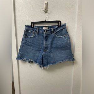 Abercrombie The 4” Mom Short High Rise
